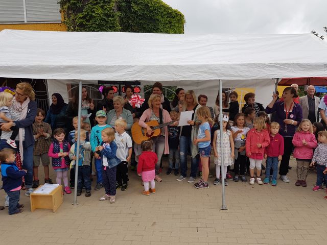 Die Kinder singen gemeinsam ein Lied zur Gitarre