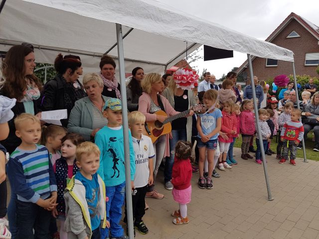 Einige Erzieher singen mit den Kindern zusammen