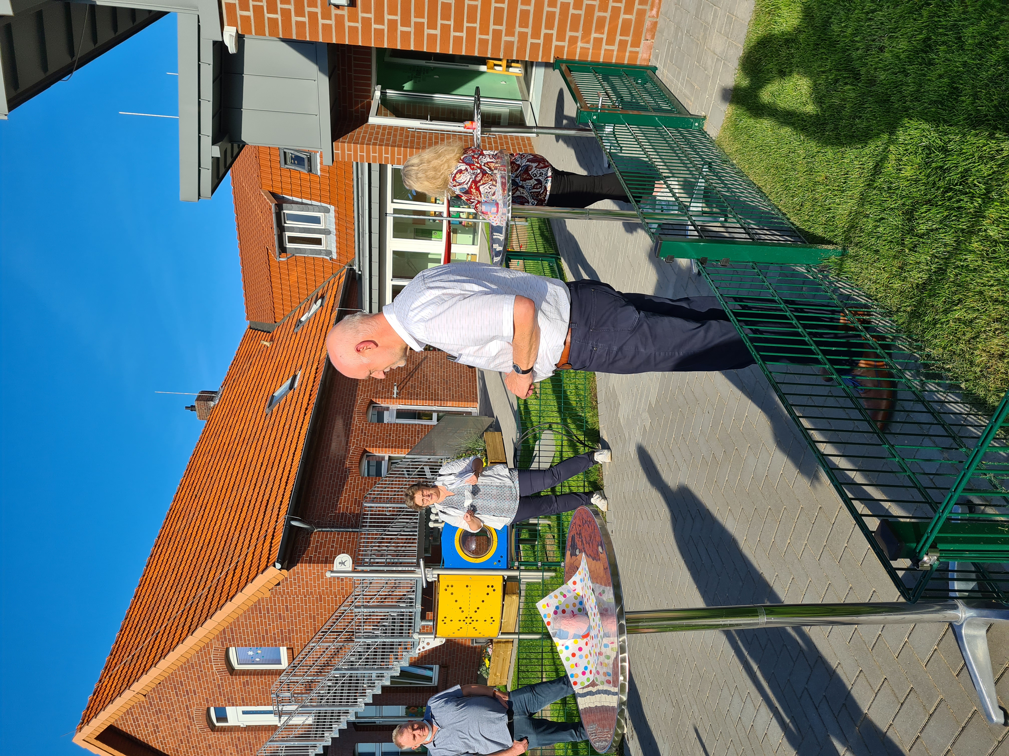 Der Architekt steht im Eingangsbereich des Kindergartens