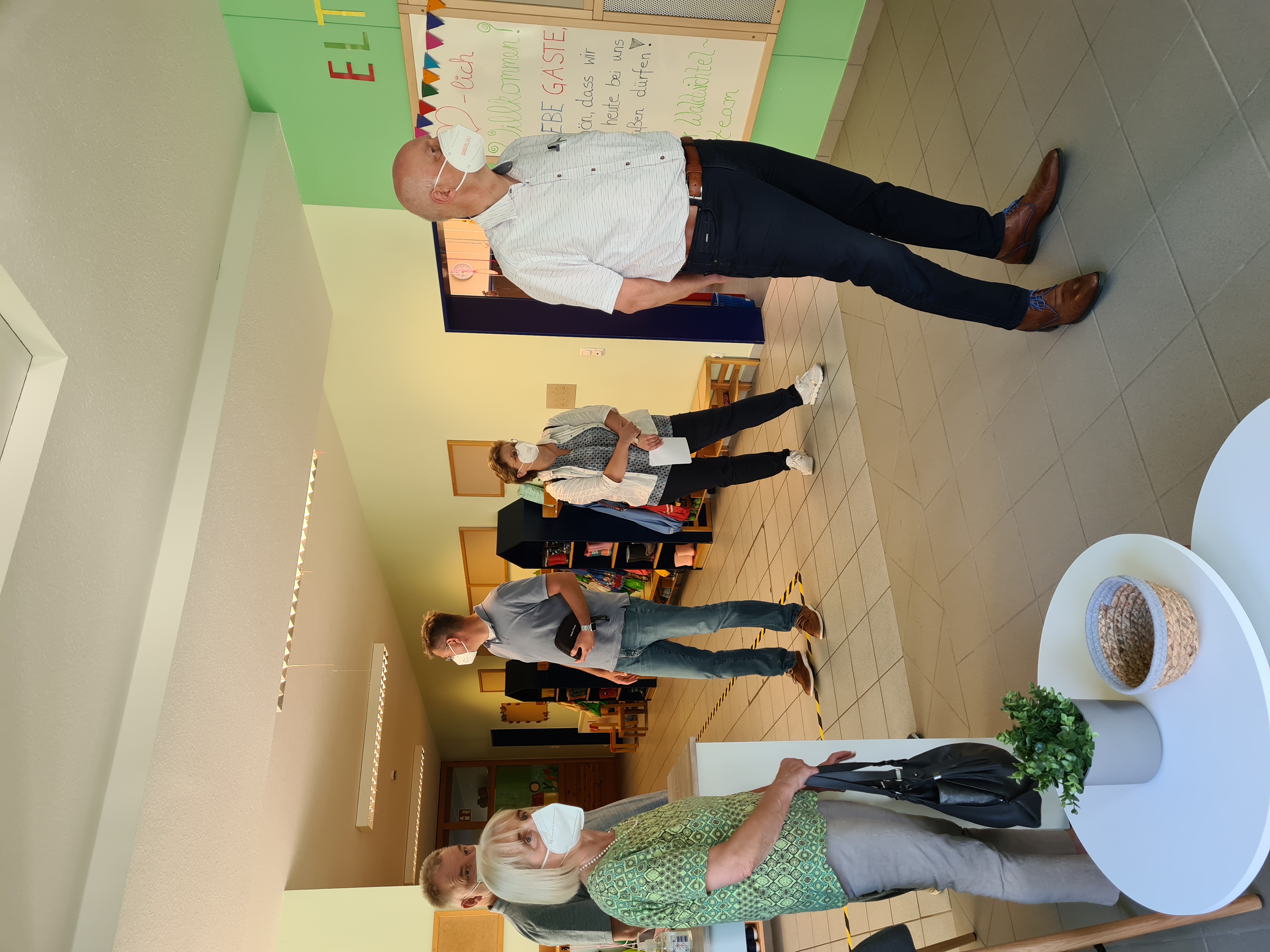 Die Besucher stehen im Flurbereich des Kindergartens