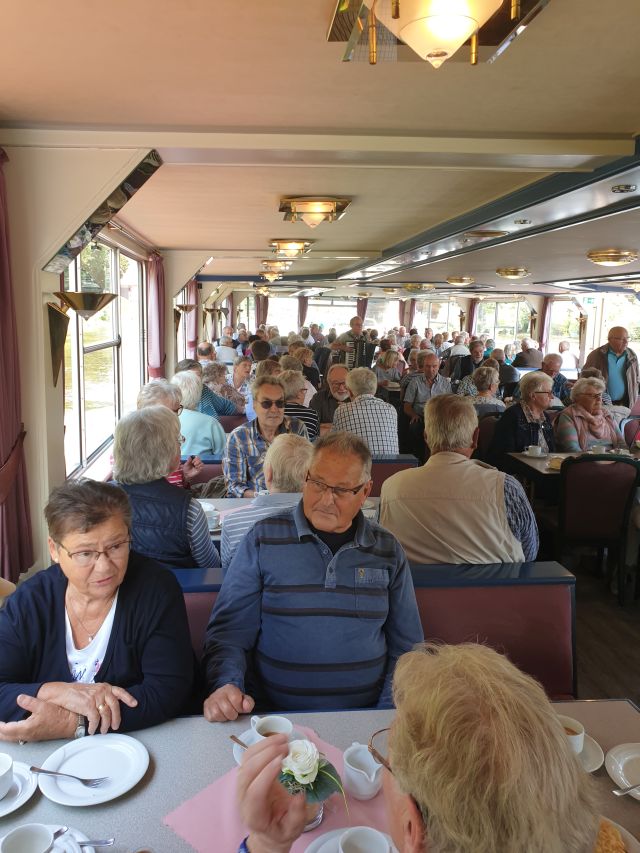 Der Innenbereich des Schiffes ist voll besetzt während des Kaffeetrinkens