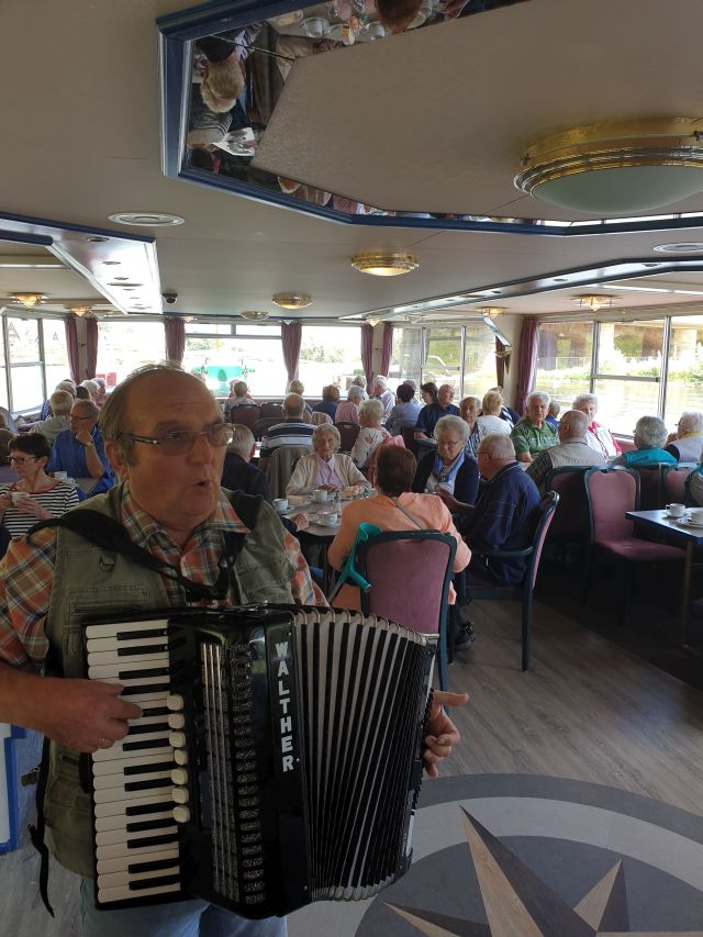 Der Musiker spielt während des Kaffees