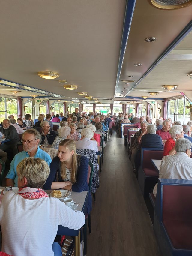 Alle trinken gemeinsam Kaffee und essen Kuchen