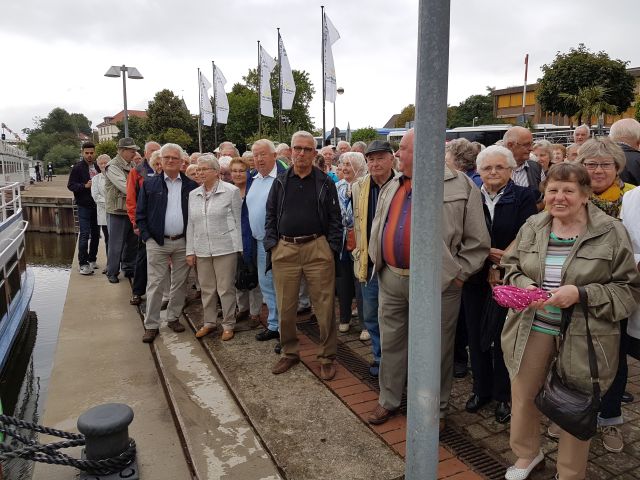 Die Senioren warten vor dem Schiff darauf dass es los geht