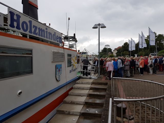 Die Senioren besteigen das Schiff Holzminden