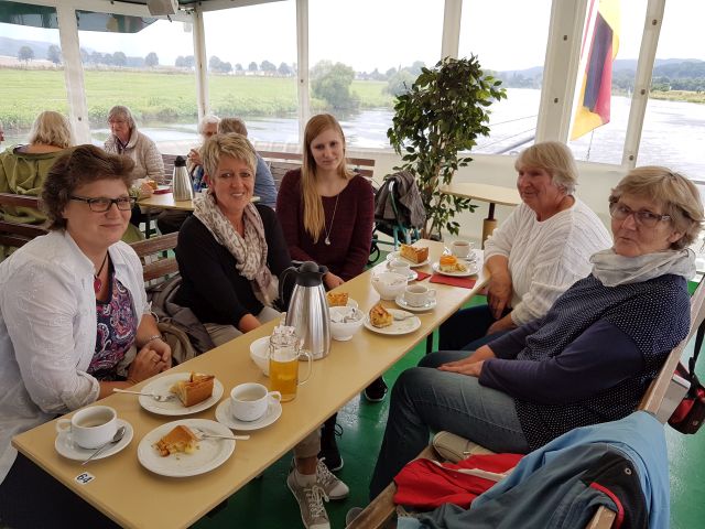 Mitarbeiter und Helfer der Gemeinde Nienstädt sitzen am gedeckten Tisch