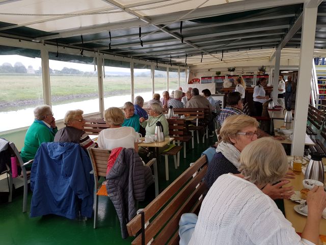 Auf dem überdachten Außenbereich wird Kaffee getrunken 