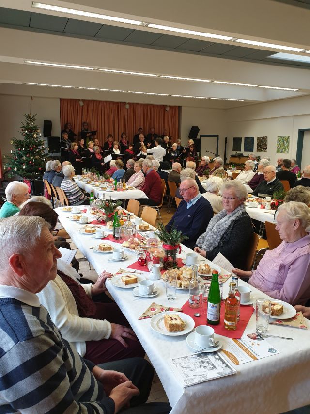 Die Tische sind weihnachtlich gedeckt und geschmückt